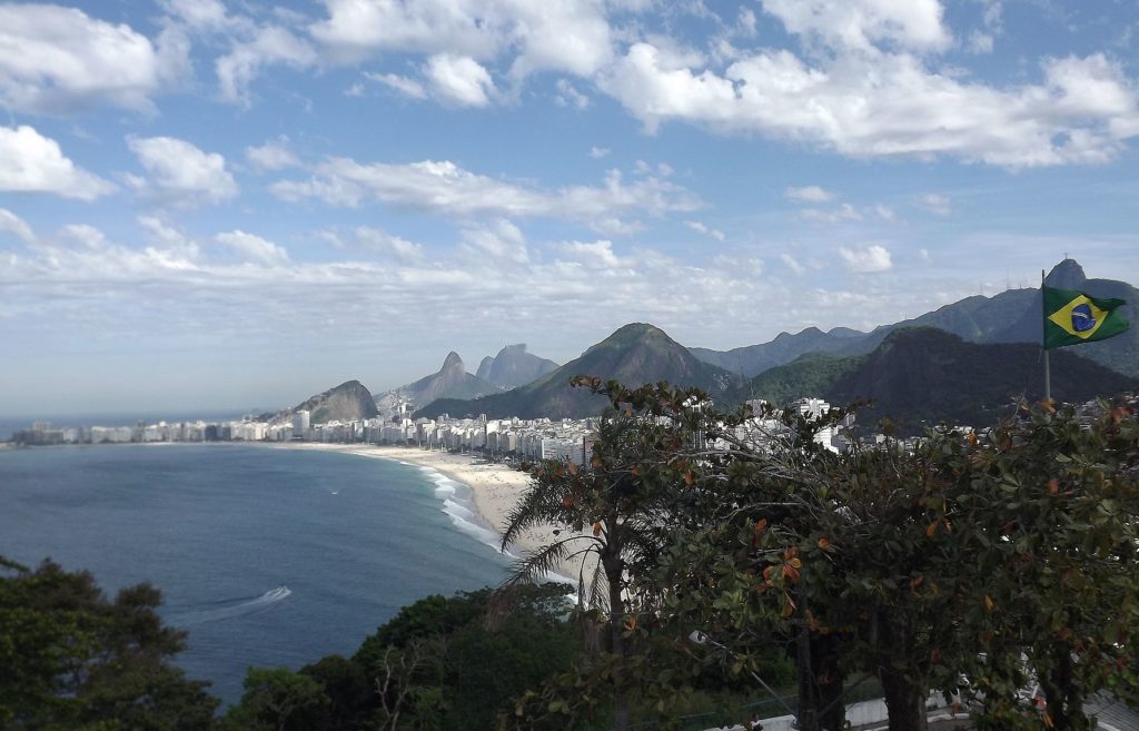 er berühmte Strand Copacabana in Rio de Janeiro. (Quelle: Mteixeira62-wikimedia-commons)