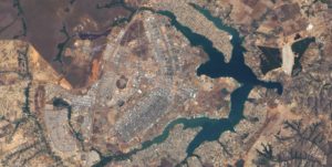 Brasilia aus der Luft - die Stadt wurde in Form eines Flugzeugs gebaut. (Quelle: Nasa)