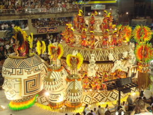 Eine bombastische, hell erleuchtete Karnevalsparade. (Quelle: Sergio Luiz/Wikimedia Commons)