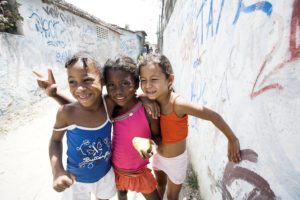 Lachende MädchenKinder in einer Favela. ( Quelle: Jakob Studnar)