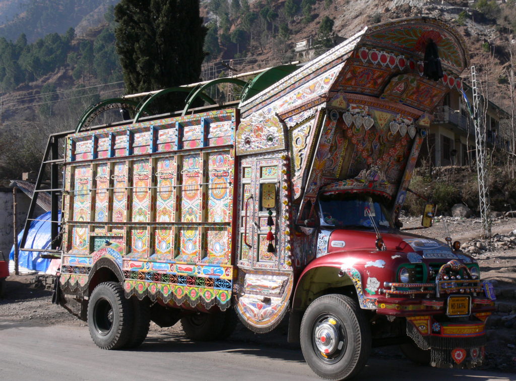 Ein bunt bemalter LKW in Pakistan (Quelle: Dietmar Roller)