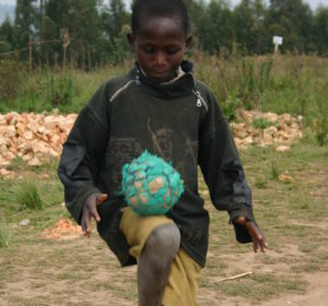 Junge spielt mit selbst gebasteltem Fußball. (Quelle: Karl Pfahler)
