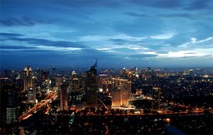 Jakarta bei Nacht - aus der Vogelperspektive. (Quelle: Wikimedia Commons/yohanes budiyanto)