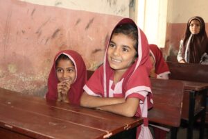 2 Mädchen in einem Klassenzimmer - Mädchen haben das Recht, zur Schule zu gehen! (Quelle: Kindernotilfepartner)
