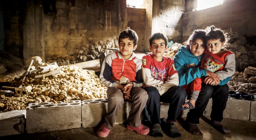 Syrische Flüchtlingskinder in einer Runie im Libanon. (Quelle: Jakob Studnar)