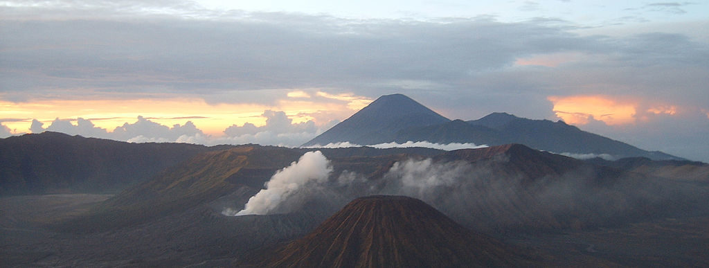 Vulkanlandschaft in Indonesien. (Quelle: Wikimedia commons vberger-e1467276991160)