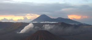 Vulkanlandschaft in Indonesien. (Quelle: Wikimedia commons vberger-e1467276991160)
