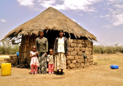 Eine Familie vor ihrem "Tukul". (Quelle: Bastian Strauch)