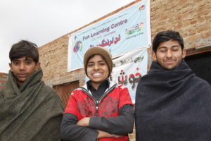 3 Jungen vor einem Kindernothilfe-Projekt in Pakistan. (Quelle: Christian Herrmanny)