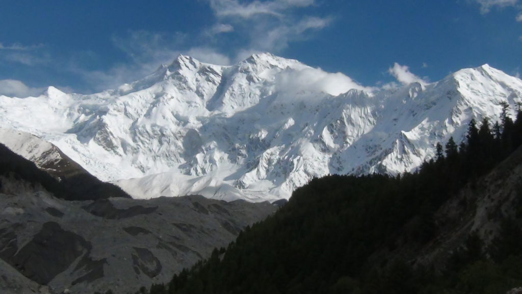 Nanga Parbat: schneebedecktes Bergmassiv. (Quelle: Sbh. Mohsin/Wikimedia Commons)