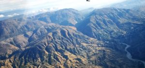 Die gebirgige Landschaft Haitis aus dem Flugzeug fotografiert. (Quelle: Burmann/Dacken)