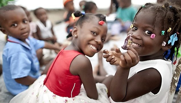 Haitianische Mädchen mit Zöpfen und buten Zopfspangen. (Quelle: Jakob Studnar)
