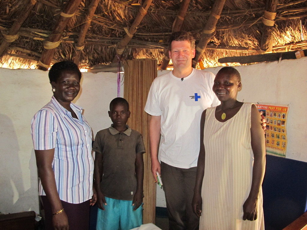 John bei seiner Tante - zuammen mit Projekt-Mitarbeiterin Beatrice Akello und Kindernothilfe-Mitarbeiter Frank Mischo. (Quelle: Angelika Böhling)