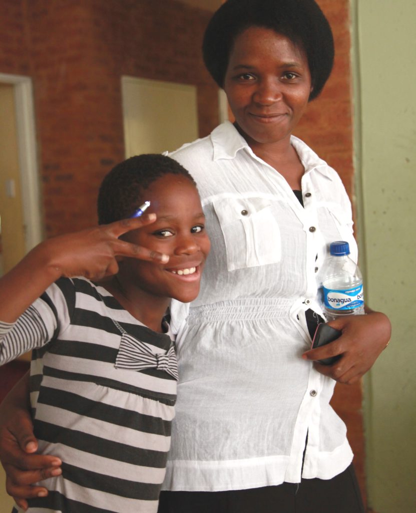 Projektleiterin Elizabeth ist wie eine Mutter für Thembi. (Quelle: Ralf Krämer)