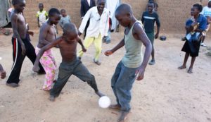 Jonathan spielt mit seinen Freunden Fußball. (Quelle: Ralf Krämer)