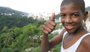 Ein brasilianischer Junge reckt den rechten Daumen hoch. (Quelle: Ralf Krämer)