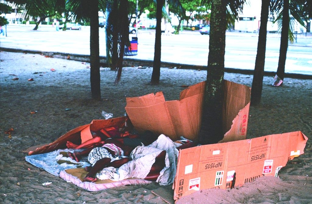 Ein "Schlafzimmer" von Straßenkindern am Strand. (Quelle: Christoph Engel)
