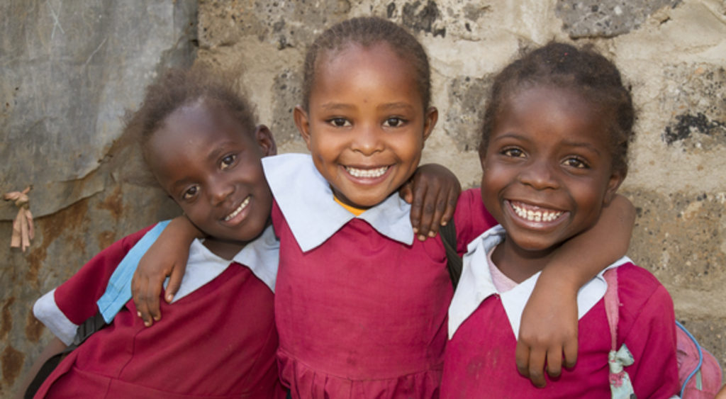 3 lachende kenianische Mädchen in Schuluniform. (Quelle: Kirsten Milhahn)