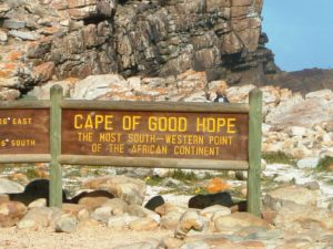 Schild mit der Aufschrift: Kap der guten Hoffnung - der südwestlichste Punkt des afrikanischen Kontinents. (Quelle: Andreas Wiese)