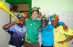 Jugendliche aus einem südafrikanischen Kindernothilfe-Projekt mit Vuvuzela und bemalten Helmen in den Farben der südafrikanischen Fahne. (Quelle: Kindernothilfe-Partner) 