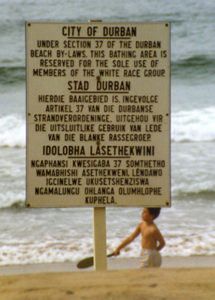 Das Schild weist darauf hin, dass diesen Strand nur weiße Menschen benutzen dürfen. (Quelle: Wikipedia Commons)