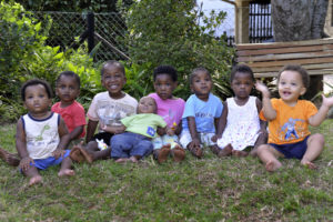 Eine Gruppe südafrikanischer Kleinkinder. (Quelle: Manfred Fesl)