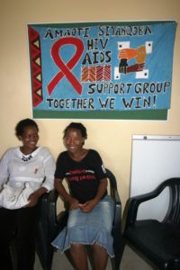 Die beiden Frauen arbeiten in einer Gruppe, die die Menschen über Aids aufklärt und Kranken hilft. (Quelle: Ralf Krämer)