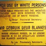 Schild mit der Aufschrift: Nur für den Gebrauch von weißen Personen. (Quelle: Wikimedia commons)