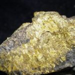 Stein mit Gold. (Quelle: Rob Lavinsky, iRocks.com – CC-BY-SA-3.0/Wikimedia Commons)