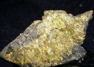 Ein Stein mit Gold. (Quelle: Rob Lavinsky, iRocks.com – CC-BY-SA-3.0/Wikimedia commons)