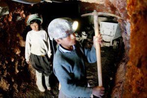 Kinder arbeiten in einer Silbermine im "Berg des Teufels". (Quelle: Peter Müller/BILD)