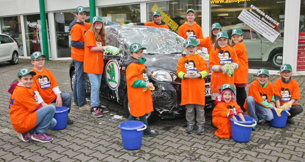 Action!Kidz waschen Autos bei einem Skoda-Händler. (Quelle: Hansjürgen Meier)