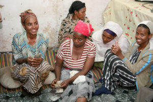 Selbsthilfegruppen in Äthiopien: Die Frauen freuen sich über das Geld, das sie bei diesem Treffen eingesammelt haben. (Quelle: Ralf Krämer)