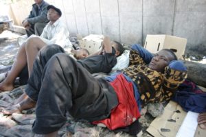 Straßenjungen schlafen auf Decken und Pappdeckeln. (Quelle: Ralf Krämer)