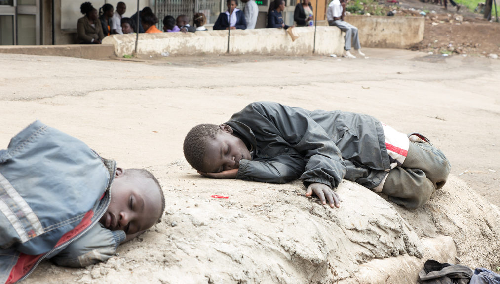 Zwei Jungen in der kenianischen Hauptstadt Nairobi schlafen am Straßenrand. (Quelle: Roland Brockmann)