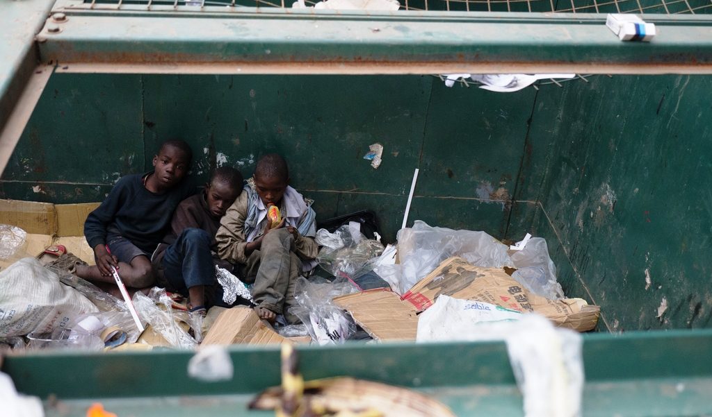 Kenianische Straßenkinder leben in einem Müllcontainer. (Quelle: Roland Brockmann)