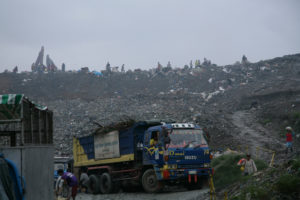 Smog über der Müllkippe von Payatas. (Quelle: Pascal Amos Rest)