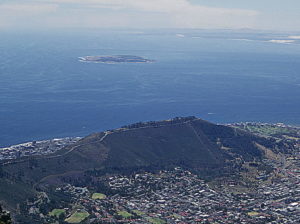 Die Insel Robben Island vor der Stadt Kapstadt. (Quelle: KodachromeFan/Wikimedia Commons-e1469537181670.jpg)