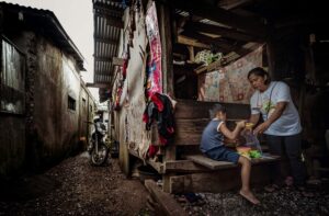 Mutter und Sohn einem Slum auf der Insel Catanduanes (Quelle: Jakob Studnar)
