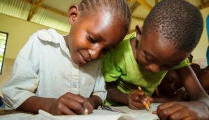 Diese Schulkinder sind stolz, dass sie schreiben und lesen können. (Quelle: Kirsten Milhahn)