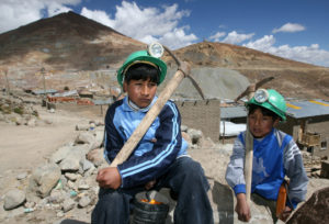 Lucas (14) und Beymer (10) arbeiten in den Minen von Potosí. (Quelle: Peter Müller/BILD)