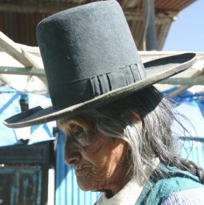 Eine alte Bolivianerin mit traditionellem Hut. (Quelle: Peter Müller/BILD)