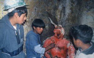 Kinderarbeiter mit der selbstgemachten Teufelsfigur in der Mine. (Quelle: Jürgen Schübelin)