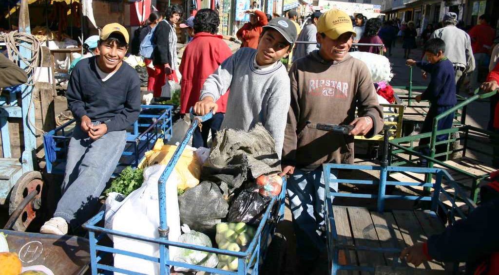 Kinderarbeiter auf dem Markt von Cajamarca. Sie werden vom Kindernothilfe-Projekt unterstützt. (Quelle: Jürgen Schübelin)