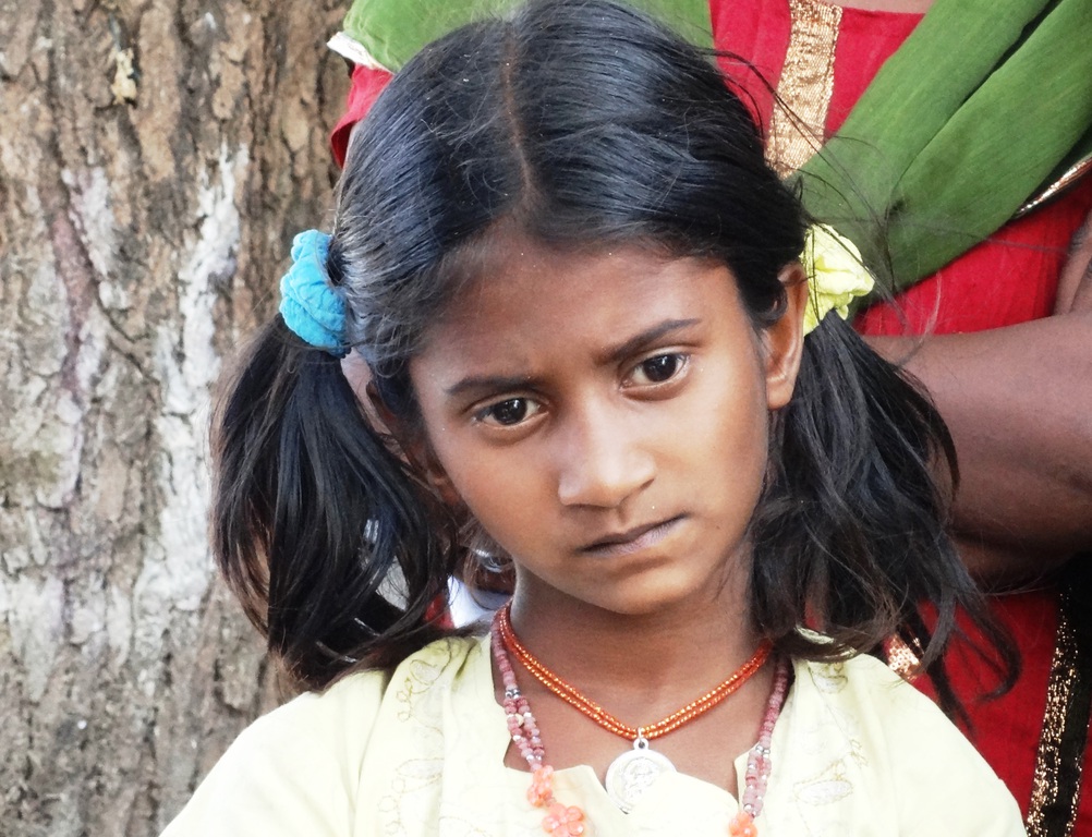 Indisches Mädchen mit traurigem Blick. (Quelle: Hannah Rinnhofer)
