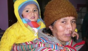 Eine Peruanerin mit einem Kleinkind. (Quelle: Michaela Dacken)