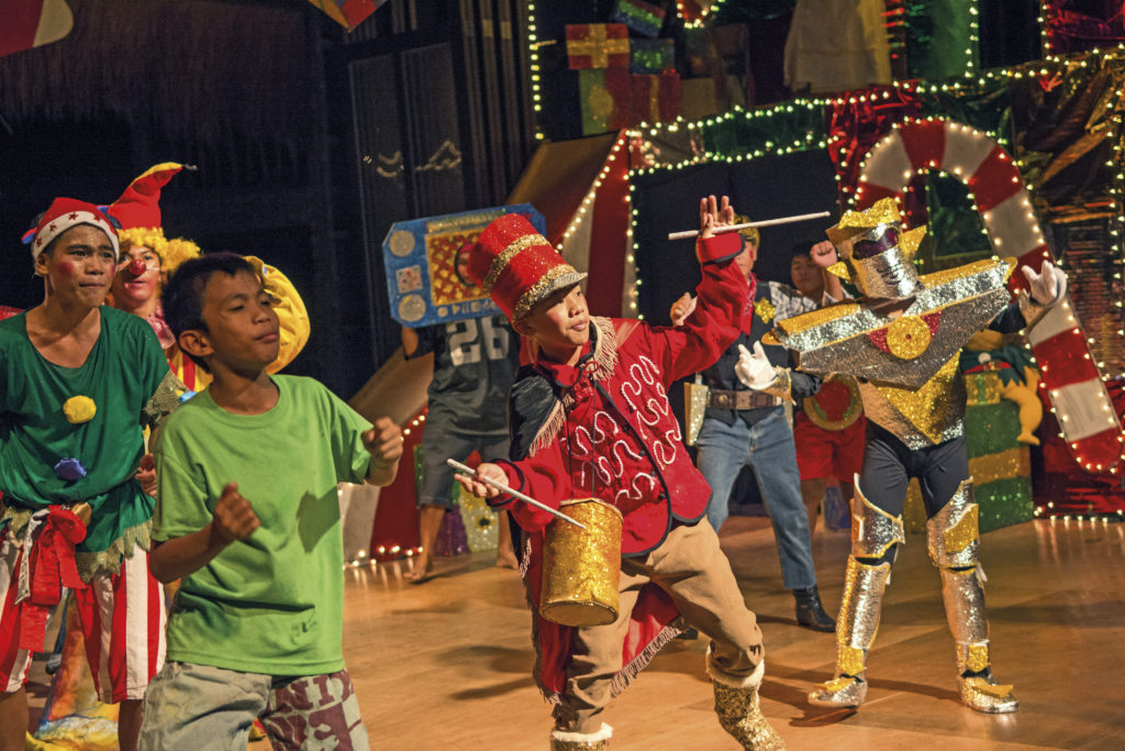 Die Straßenkinder führen zu Weihnachten ein selbstgeschriebenes Theaterstück auf. (Quelle: Christian Nusch)