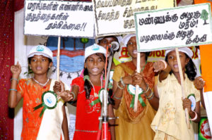 Mädchen aus Kindernothilfe-Projekten in Indien demonstrieren bei einem Kinderkongress in Chennai die Kinderrechte. (Quelle: Kindernothilfe-Partner)