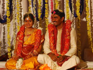 Eine Hindu-Hochzeit. (Quelle: By Kalyan Kanuri (Flickr: Charuti Latha,Deepak) [CC BY-SA 2.0 (http://creativecommons.org/licenses/by-sa/2.0)], via Wikimedia Commons)