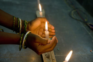 2 Hände schützen eine Kerzenflamme. (Quelle: Frank Rothe)
